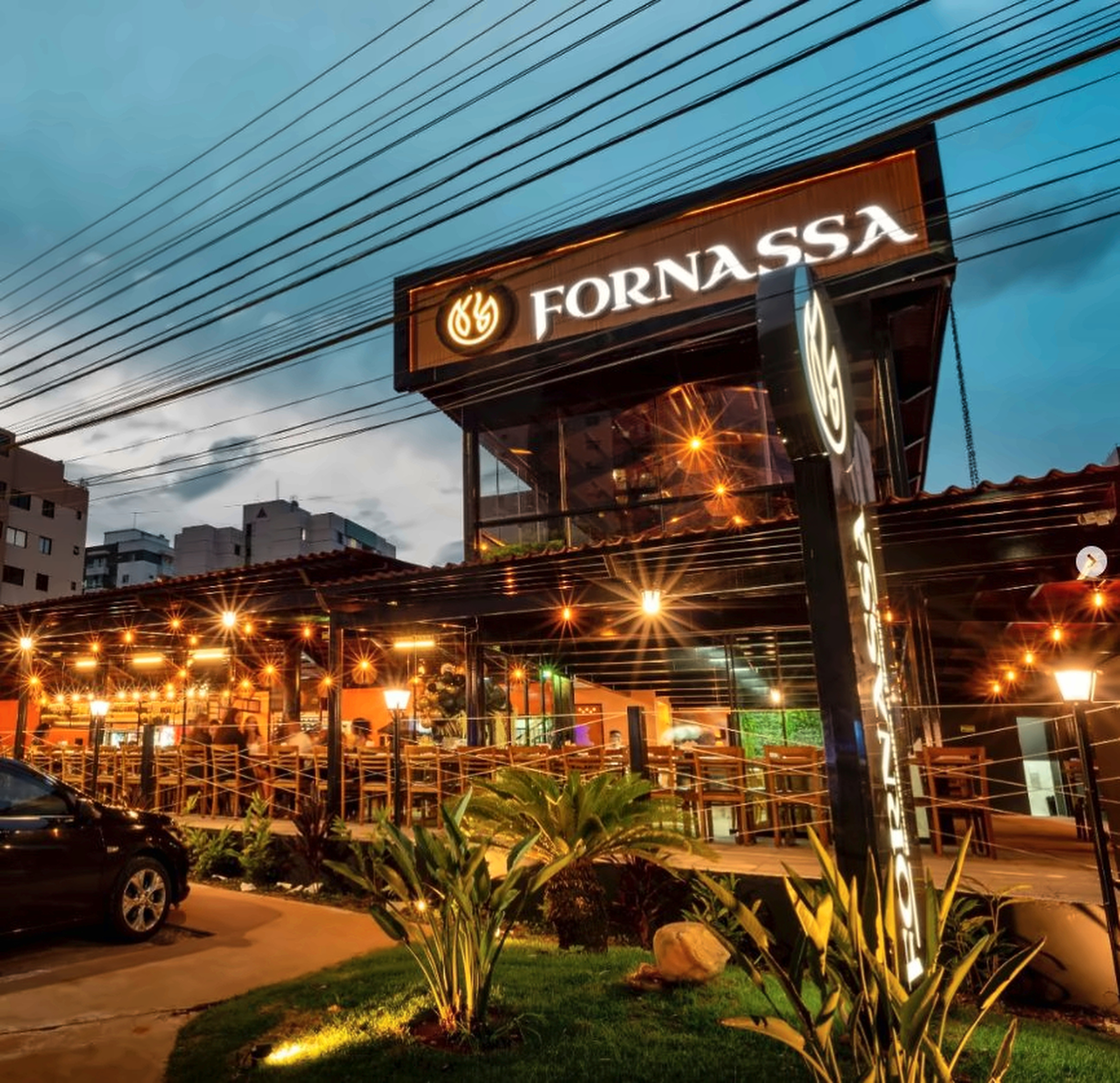 Fachada da Fornassa iluminada à noite