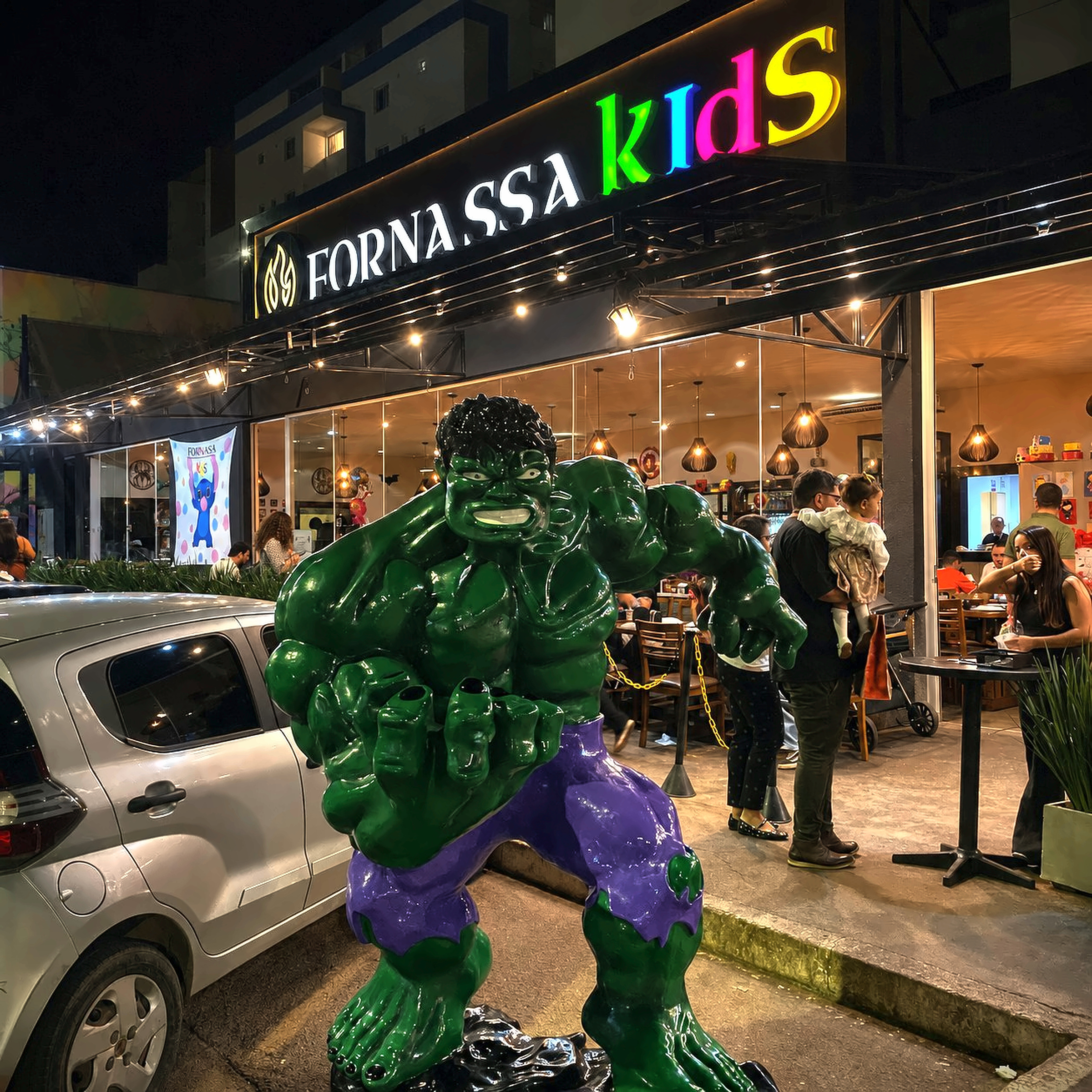 Fachada da Fornassa Kids à noite