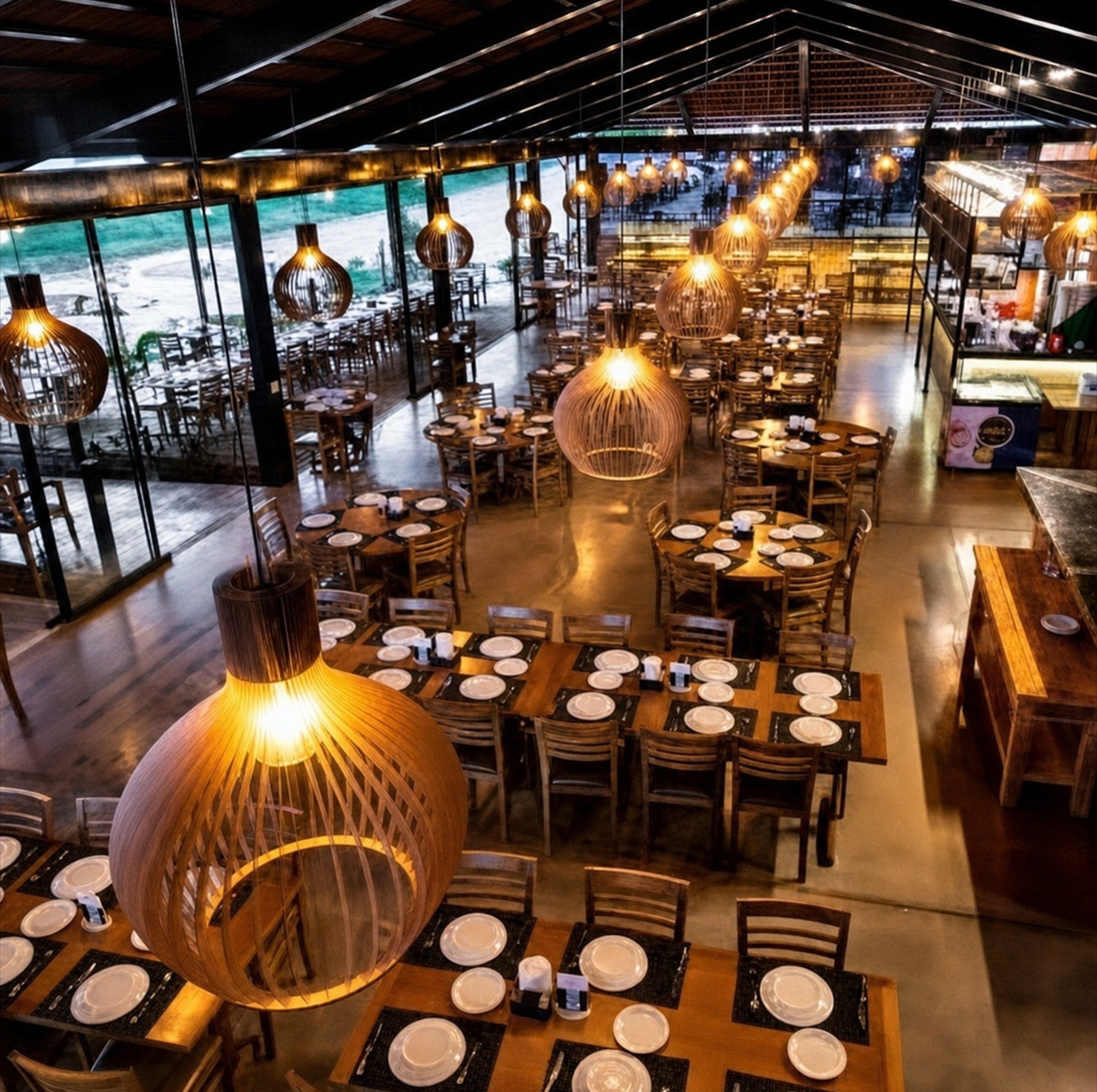 Salão da Fornassa com clientes durante o jantar